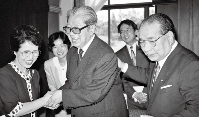 「敦煌の守り人」と呼ばれた敦煌研究院の常書鴻名誉院長と語り合う池田先生（1990年6月、北京）。両者の語らいは、後に対談集『敦煌の光彩――美と人生を語る』に結実。また、同院の段文傑初代院長とも交流を深め、東哲をはじめ、東京富士美術館での「中国敦煌展」の開催等も推進してきた。池田先生は1992年に同院から「名誉研究員」の称号を授与されている