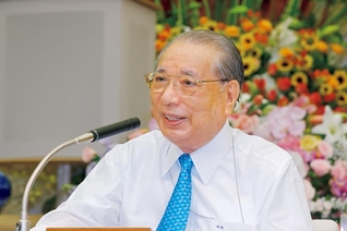 「大事なのは、朗らかに進むことだ。何があっても、王者のごとく堂々と前進することだ」――創価の同志に力強く呼びかける池田先生（2007年8月、東京牧口記念会館）