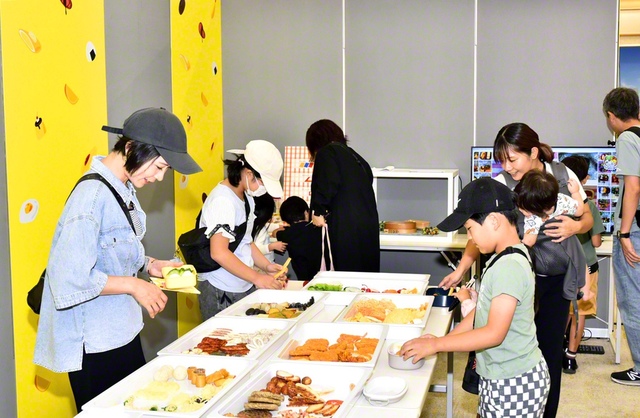 食品サンプルを詰めて、自分だけのお弁当作り