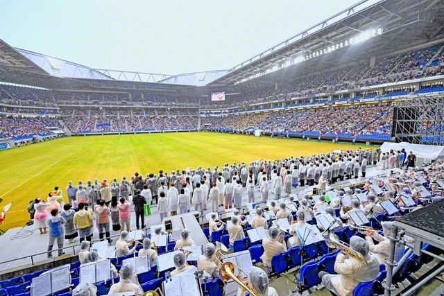 さあ、ここから平和の一歩を！――会場が一体となり、学会歌「青年よ広布の山を登れ」と関西の歌「常勝の空」を大合唱（4日、パナソニックスタジアム吹田で）
