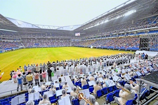 さあ、ここから平和の一歩を！――会場が一体となり、学会歌「青年よ広布の山を登れ」と関西の歌「常勝の空」を大合唱（4日、パナソニックスタジアム吹田で）