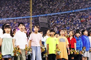 「PEACE　PRIDE」で熱唱する合唱団メンバー（9月12日、横浜スタジアムで）