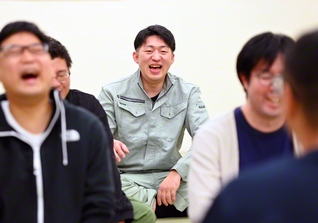 会合に駆け付けた寺田さん（写真中央）