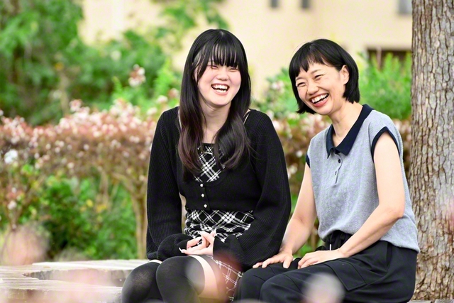 「家族の祈りがあったから、今の私があるんです」――苦しい時も変わらず大倉さん㊧を信じ、祈り続けた母・雅美さんと共に