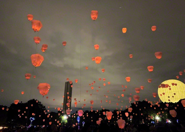 夜空を幻想的に彩ったランタン（堺市堺区、浜川京子通信員）