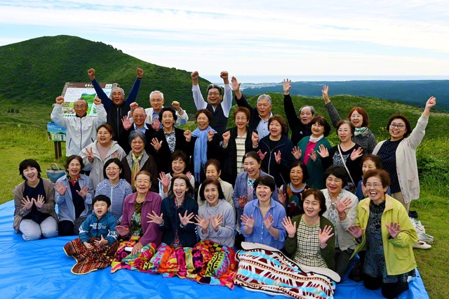 「池田先生！　男鹿の同志は元気です！」。師が足跡を刻んだ寒風山に集い、新たな決意を燃やす男鹿本部の友（9月10日、男鹿市内で）