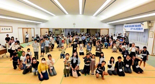 参加した友らと記念撮影
