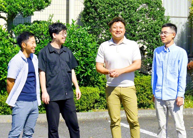 弘教の喜びを分かち合う成島さん（右から2人目）、髙橋さん（右端）と男子部メンバー