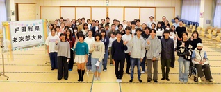 参加した友らと記念撮影