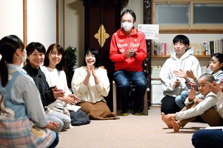 中川さん（左から4人目）と佐藤地区部長（同5人目）を中心に活発な協議会を（19日、恵庭市内で）