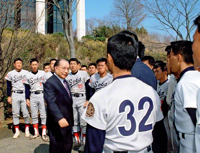創価大学硬式野球部を激励する池田先生（1990年3月、東京・八王子市の創大で）。「人間野球」――先生が贈った指針を胸に、同部は野球を通して人間として成長しゆく伝統を築いてきた